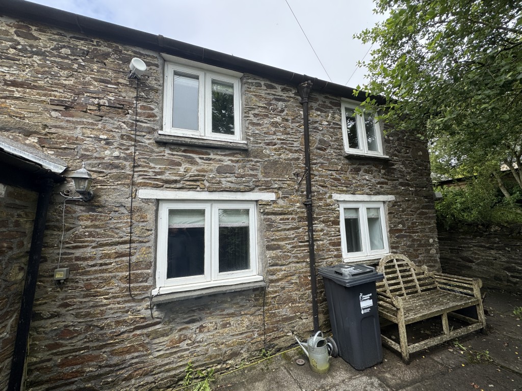 Lot: 137 - SEMI-DETACHED COTTAGE FOR OCCUPATION OR INVESTMENT - Rear view of the property